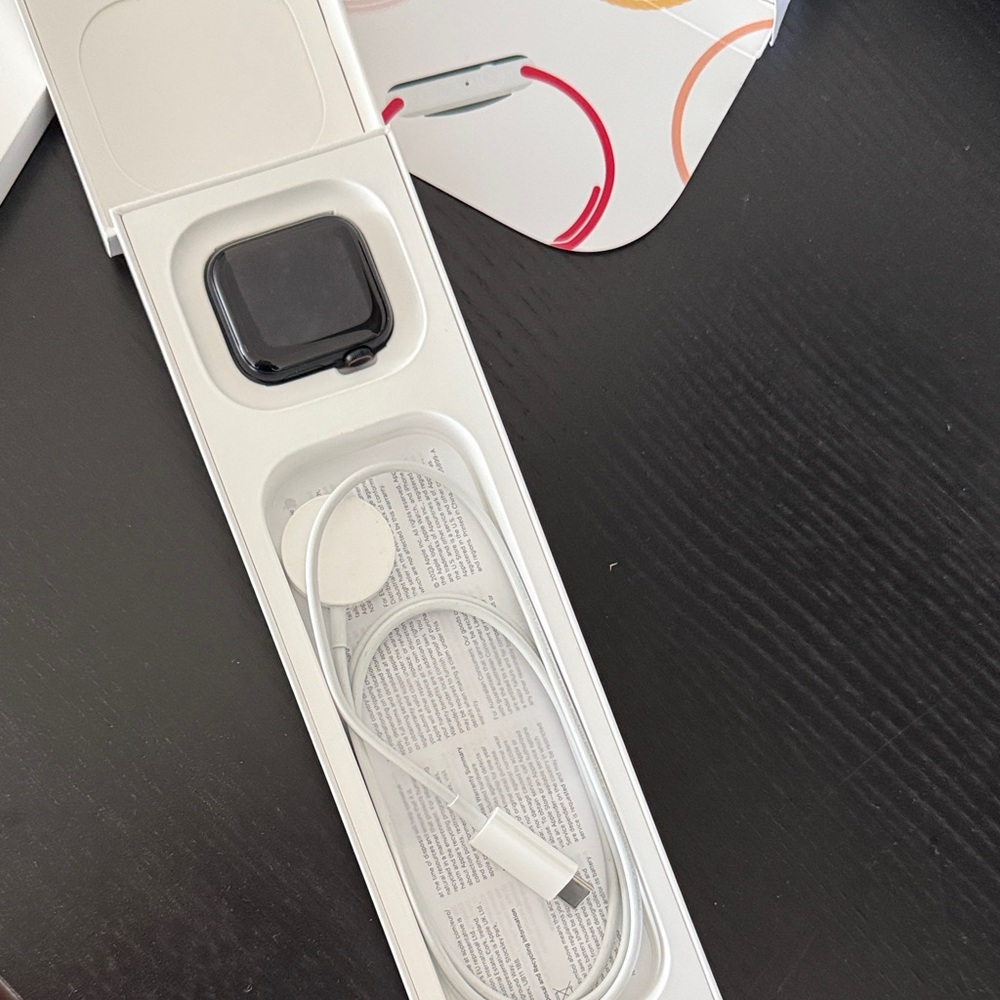 Apple Watch SE 2 gen 40mm in midnight blue